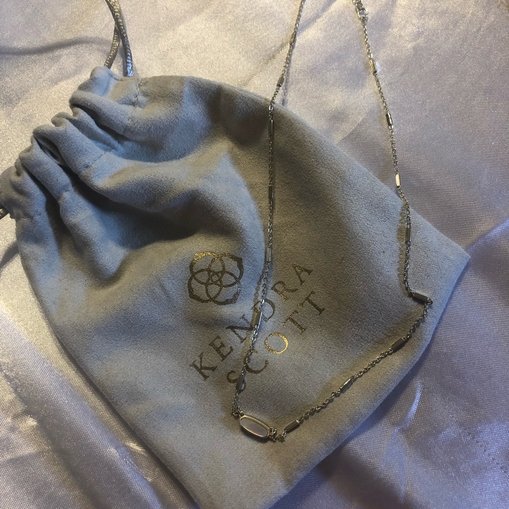 Gold kendra Scott necklace